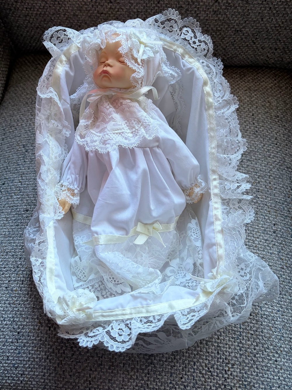Vintage 1989 Artmark Musical
China/ porcline Baby Doll in Lace
Bassinet